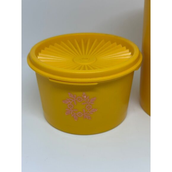 VTG Tupperware Golden Yellow Canisters Lids Retro Kitchen Set of 2 Harvest Maze - Picture 3 of 9